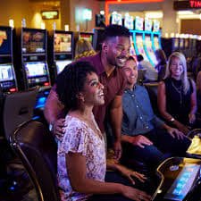 Người chơi Việt Nam thưởng thức nổ hũ slot trên điện thoại